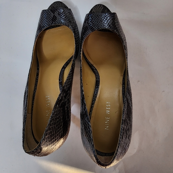 Womens Nine West Black and Gray Snakeskin Heels - Size 9.5 - Picture 3 of 6